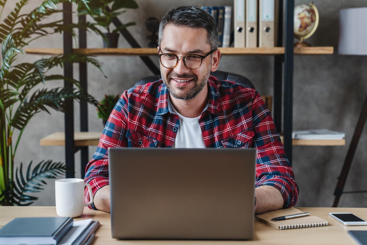 homme utilisant un système de gestion de l'apprentissage par vidéo